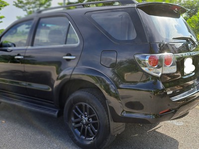 Chính chủ bán xe Toyota Fortuner đời 2015 màu đen nội thất kem, 2.7 một cầu máy xăng số tự động. 3