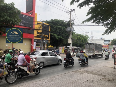 Cho thuê nhà mặt tiền ngay ngã 4 bình long 200m2, 2 tầng, ngang 8m 1