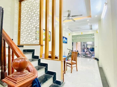- Bán Nhà riêng Cực Đỉnh Phố Cự Lộc,Thanh Xuân.DT 38m2,vị trí đắc địa,KD tốt ngõ thông,oto tránh 1