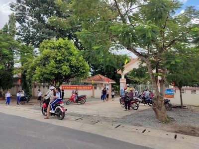 Bán lô góc 2 MT đường nhựa ngay trung tâm hành chính, cách chợ 500m, gần trạm y tế và trường học 3