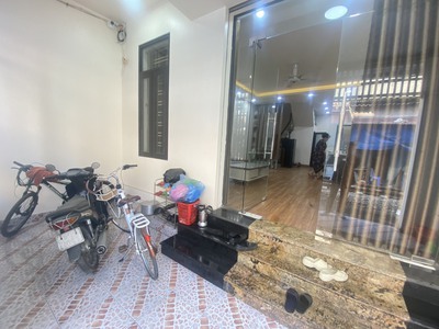 Chính Chủ Cho Thuê Nhà Ngõ Mê Linh Full Đồ Có Sân Cổng Riêng Về Ở Ngay 0