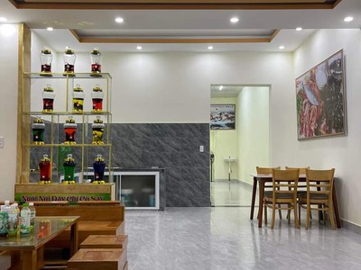 Bán nhà đẹp 3PN Hòa Châu, Đà Nẵng tặng nội thất giá chỉ 1.6x tỷ, nhà có sân rộng, phòng khách rộng 1