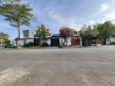 Bán biệt thự hẻm 1078 lê văn lương nhà bè. căn góc 2mt, đường 20m, kế công viên đang cho thuê 20 1