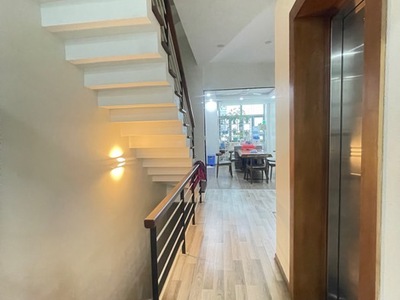Nhà đẹp long biên, 70m x 5 tầng, thoáng trước sau, gara,thang máy, vỉa hè, ôtô dừng đỗ 1