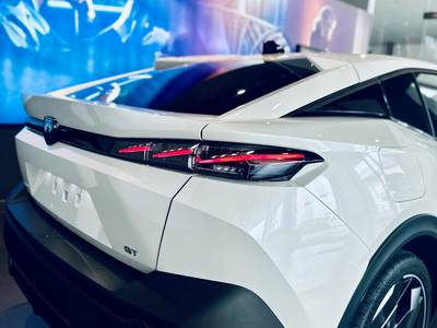 Kết hợp hài hòa giữa tính mạnh mẽ, thể thao của SUV cùng phong cách độc đáo của Coupe, diện mạo củ 7