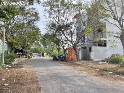 Ngộp bank bán gấp lô đất lê văn lương nhà bè.dt 7x20 giá 5x triệu/ m2.đối diện dãy nhà phố đang bán 3