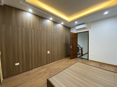 Nhà mời thuê tại nguyễn văn cừ, dt 45m, nhà 5 tầng, giá 14 triệu/ tháng. 0