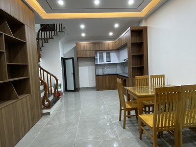 Nhà mời thuê tại nguyễn văn cừ, dt 45m, nhà 5 tầng, giá 14 triệu/ tháng. 1