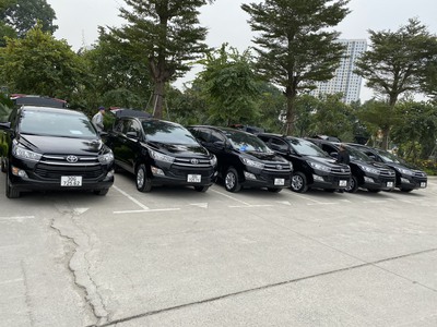 Cty gia đình cần bán xe Toyota Innova màu đen đời 2020 3