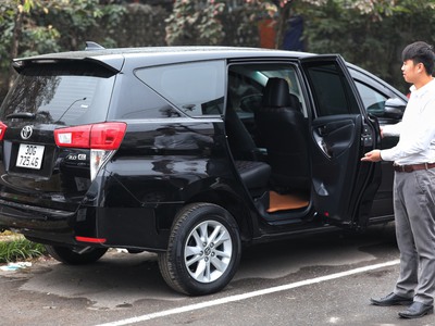 Cty gia đình cần bán xe Toyota Innova màu đen đời 2020 4