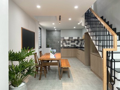 Nhĩnh 7 tỷ, kề sân bay, 50m2 x 5 tầng, oto đỗ cửa, nguyễn văn công. 2