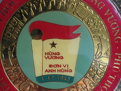 Logo Trường THPT Hùng Vương, Phú Thọ, chất liệu đồng 3