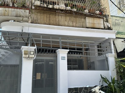 Chính chủ cho thuê nhà cấp 4 hẻm xe hơi gần đầm sen 0