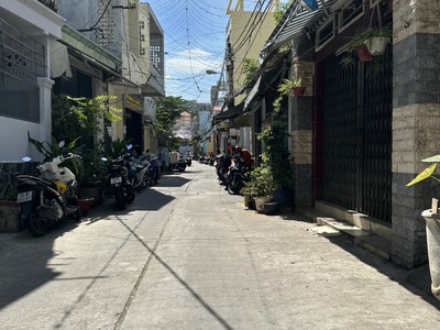 Chính chủ cho thuê nhà cấp 4 hẻm xe hơi gần đầm sen 2