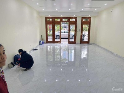 Cho thuê nhà đẹp 26C ngõ 40 phố Trung Kính, Dt 70m2 x 5 tầng, mặt tiền 5m đường rộng 0