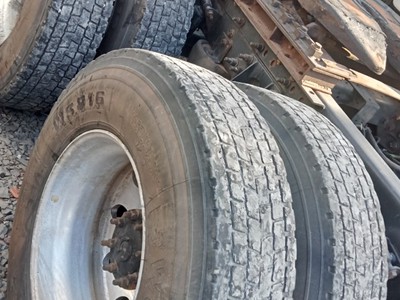 Cần thanh lý xe đầu kéo Maxforce 2012 máy 430 xe đẹp màu trắng 1 giường lớn vỏ lốp đẹp giá tốt 5