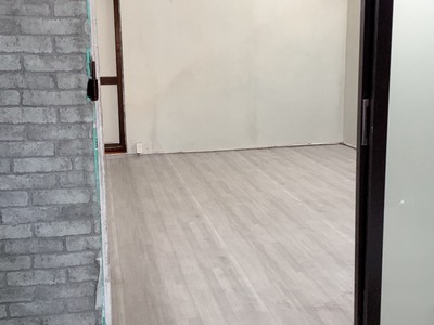 Salon còn thừa một phòng bên trong diện tích 40m vuông muốn cho thuê lại 4