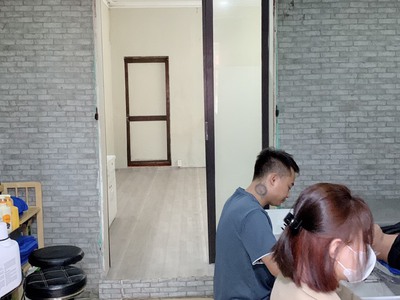 Salon còn thừa một phòng bên trong diện tích 40m vuông muốn cho thuê lại 2