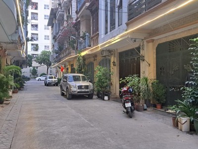 Phân lô gia thụy  - vị trí đắc địa - nhiều cơ quan hành chính - ô tô tránh - kinh doanh. 1