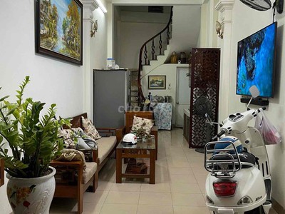 Cho thuê nhà riêng 3 tầng, Full đồ, xách va li về ở  tại ngõ 49A đường Thanh Liệt, gần chợ Quang 5