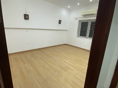 Cho hộ gia đình người đi làm thuê nhà tập thể tầng 3 Đại học KTQD mới sửa 2 ngủ, nóng lạnh điều hoà 1