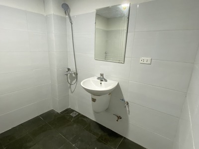 Cho hộ gia đình người đi làm thuê nhà tập thể tầng 3 Đại học KTQD mới sửa 2 ngủ, nóng lạnh điều hoà 8
