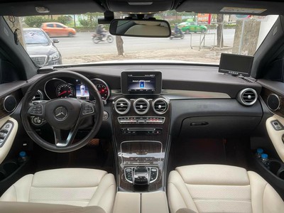 Cần bán nhanh Mercedes GLC200 Màu Trắng sản xuất 2019. 5