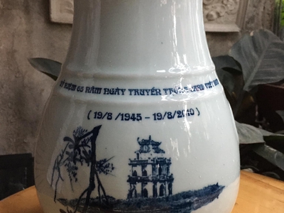 Lọ hoa sứ Bát Tràng công an quận hoàn Kiếm kính tặng 4