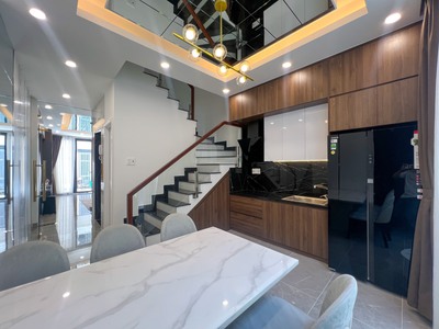 Nhà 3 tầng mặt tiền đường 8m, chính chủ bán giá 6 tỷ 500 triệu, có thang máy đầy đủ nội thất 2