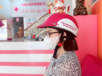 In logo lên nón bảo hiểm cho doanh nghiệp 1