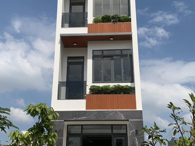 Bán nhà mới xây dựng dĩ an - bình dương 72m   4m x 18m   x 5 tầng 6.5 tỷ còn tl 0