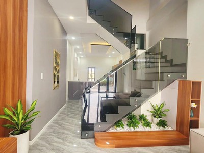 Bán nhà mới xây dựng dĩ an - bình dương 72m   4m x 18m   x 5 tầng 6.5 tỷ còn tl 1