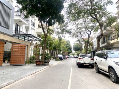Giá tốt nhất khu vực, biệt thự nhà vườn kđt việt hưng, 4 tầng vỉa hè oto tránh, view vườn hoa, 0