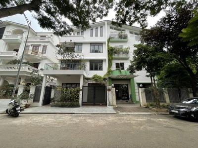Giảm 3 tỷ , rẻ nhất khu đô thị việt hưng, đăng cấp thượng lưu, view vườn hoa, dt 200m2 - mt 10m - 2