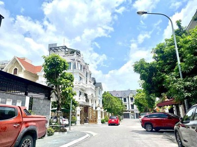 Giảm 3 tỷ , rẻ nhất khu đô thị việt hưng, đăng cấp thượng lưu, view vườn hoa, dt 200m2 - mt 10m - 0