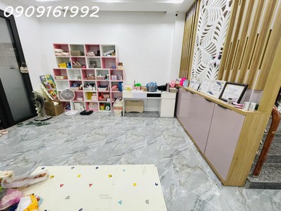 Nhà 60m2 độc lập sân cổng xe kia morning đỗ cửa phố đình đông full nội thất 0