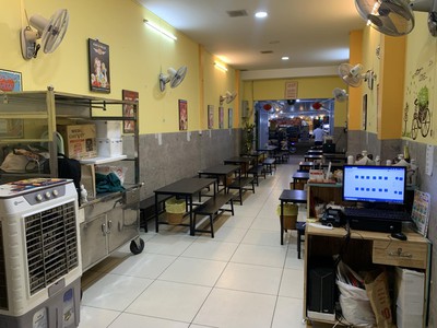 Quận 7   sang quán lẩu gà thảo mộc , quán dt : ngang 4m x 30m , có 1 gác ở và vìa hè 2