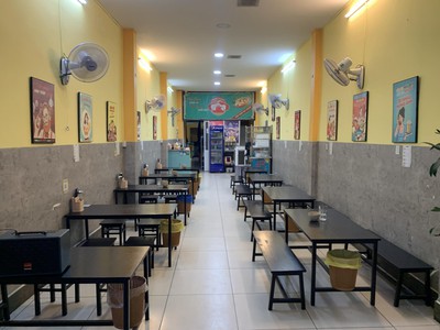Quận 7   sang quán lẩu gà thảo mộc , quán dt : ngang 4m x 30m , có 1 gác ở và vìa hè 1