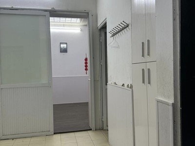 Cho thuê nhà 70m2, mt4.5m, nhà c4, 2n, đủ đồ, 7tr, lạc long quân. 3