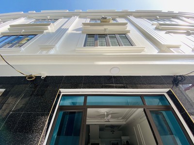 Nhà đẹp 229 hàng kênh thông lạch tray đi bộ ra sân bóng đá 3 tầng. 0