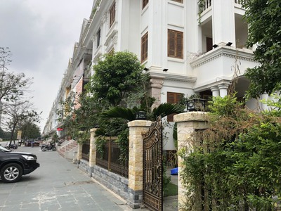 Chính chủ cho thuê biệt thự khu đô thị thành phố giao lưu, dt 145.5  m2  x 5 tầng  giá 70tr/th lh 0