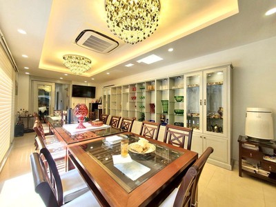 Bán biệt thự  nguyễn văn cừ  370 m 3 tầng 18,5 tỷ cực hiếm. 0