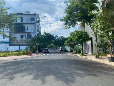 Chủ có việc nên bán nhà 3 tầng 1 tum tâm huyết mặt tiền kđt hà quang 1 vị trí: đường hiện trạng 0