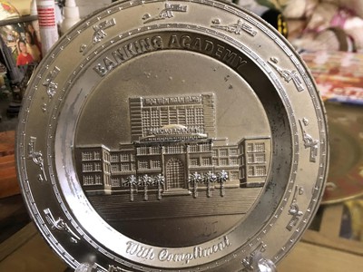 Đĩa Học viện Ngân hàng, hợp kim, tặng chân nhựa,  kích thước đk 16 cm. Giá bán : 160 k   ship, nhận 0