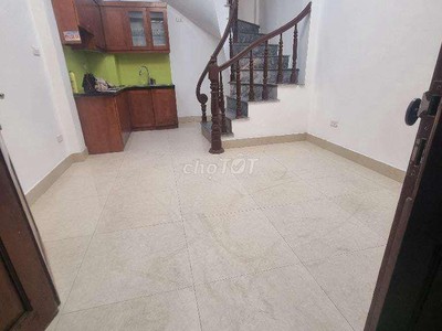 Chính chủ cho thuê căn hộ 2N1K tại phố chùa láng điện nước giá dân 2286