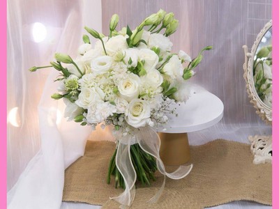 Bó hoa hồng trắng cầm tay cho cô dâu Myra Flower 0