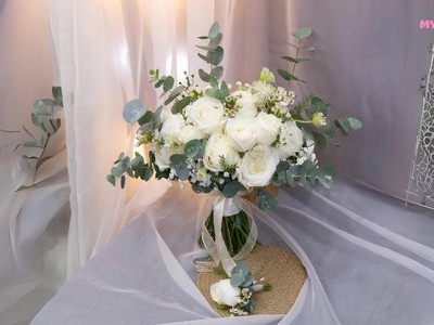 Bó hoa hồng trắng cầm tay cho cô dâu Myra Flower 1