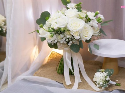 Bó hoa hồng trắng cầm tay cho cô dâu Myra Flower 3