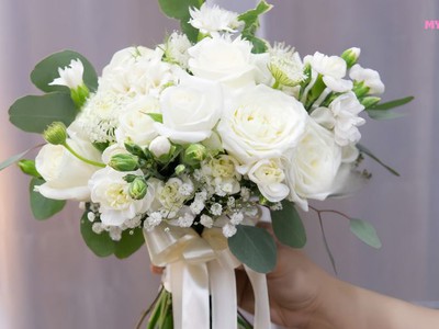 Bó hoa hồng trắng cầm tay cho cô dâu Myra Flower 5