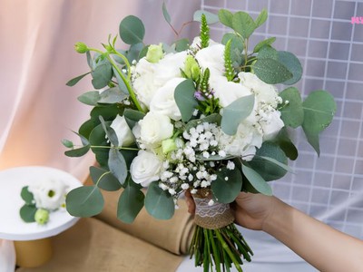 Bó hoa hồng trắng cầm tay cho cô dâu Myra Flower 6